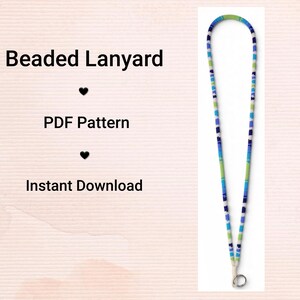 Könnte beinhalten: Ein Perlen-Lanyard mit einem sich wiederholenden Muster aus grünen, hellblauen, dunkelblauen und weißen Perlen. Der Text Beaded Lanyard, PDF Pattern und Instant Download steht auf der linken Seite, getrennt durch kleine schwarze Herzsymbole.