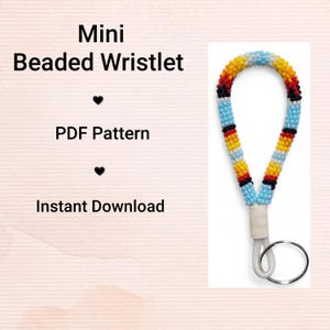 Pode incluir: Uma mini pulseira de contas com um padrão colorido de contas amarelas, laranja, vermelhas, pretas e azuis. A pulseira tem uma presilha de couro branco e um porta-chaves prateado. O texto à esquerda diz "Mini Beaded Wristlet", "PDF Pattern" e "Instant Download".