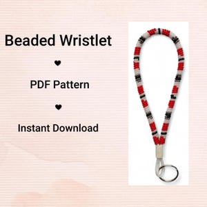 Peut inclure: Un bracelet de poignet perlé avec un motif de perles rouges, noires et blanches. Le bracelet est orné d'un porte-clés argenté. Le texte à gauche indique "Beaded Wristlet", "PDF Pattern" et "Instant Download".