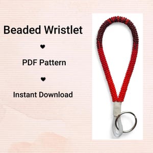 Può includere: Un braccialetto di perline rosso e marrone, con un portachiavi. Il braccialetto è fatto di piccole perline e ha un anello in pelle e corda bianco. Il testo a sinistra recita "Beaded Wristlet", "PDF Pattern" e "Instant Download".