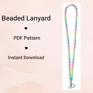 Könnte beinhalten: Ein Perlen-Lanyard mit einem farbenfrohen, gestreiften Muster in Rosa, Orange, Gelb, Grün, Blau und Lila. Das Lanyard hat einen silberfarbenen Metallverschluss am unteren Ende. Auf der linken Seite steht "Beaded Lanyard", "PDF Pattern" und "Instant Download".