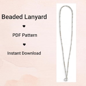 Könnte beinhalten: Ein hellgraues Perlen-Lanyard mit einem silbernen Verschluss. Das Lanyard hat kleine dekorative Perlen. Auf der linken Seite des Bildes steht "Beaded Lanyard", "PDF Pattern" und "Instant Download".
