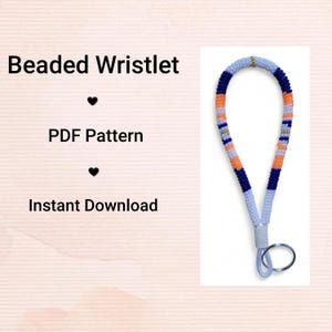 Può includere: Un braccialetto di perline con un motivo blu, arancione e bianco. Il braccialetto ha un portachiavi attaccato. Il testo a sinistra recita "Beaded Wristlet", "PDF Pattern" e "Instant Download".