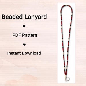 Könnte beinhalten: Ein Perlen-Lanyard mit einem sich wiederholenden geometrischen Muster in den Farben Rot, Schwarz und Creme. Der Text Beaded Lanyard, PDF Pattern und Instant Download wird neben dem Lanyard angezeigt, das einen silbernen Metallring am Ende hat.