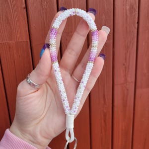 Pulsera de cuentas nativas con motas moradas