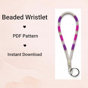 Pode incluir: Uma pulseira de contas com um padrão branco, roxo e rosa. A pulseira tem um porta-chaves prateado. O texto à esquerda diz "Beaded Wristlet", "PDF Pattern" e "Instant Download".