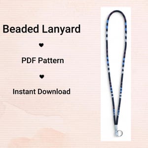 Puede incluir: Un cordón con cuentas con un fondo oscuro y detalles en azul y blanco. El cordón tiene un cierre plateado. El texto a la izquierda dice "Beaded Lanyard", "PDF Pattern" e "Instant Download".