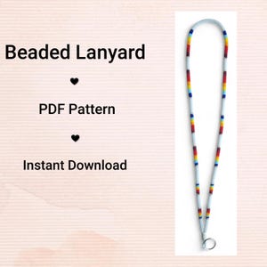 Op de afbeelding: Een kralen lanyard tegen een lichtblauwe achtergrond. De lanyard is wit met secties van rode, gele, blauwe en groene kralen. De tekst "Beaded Lanyard", "PDF Pattern" en "Instant Download" is ook zichtbaar.