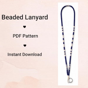 Peut inclure: Un cordon perlé avec un motif répétitif de perles bleu foncé et blanches, terminé par un anneau métallique à la base. Le texte Beaded Lanyard, PDF Pattern et Instant Download est affiché à côté du visuel du cordon.