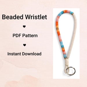 Könnte beinhalten: Ein Armband mit Perlen in einem farbenfrohen Design. Das Armband hat eine Schlaufe aus weißen Perlen und einen Abschnitt mit leuchtenden Perlen in Orange, Rosa, Blau und Gold. Der Text "Beaded Wristlet", "PDF Pattern" und "Instant Download" ist ebenfalls sichtbar.