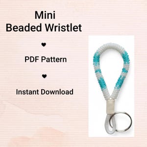 Może przedstawiać: Mini bransoletka z koralików w kolorze białym i turkusowym. Bransoletka ma skórzany pasek i srebrny brelok do kluczy. Tekst po lewej stronie brzmi "Mini Beaded Wristlet", "PDF Pattern" i "Instant Download".