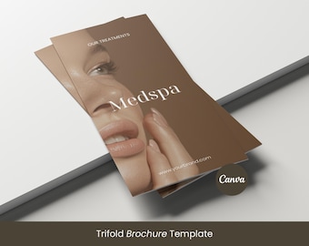 Op de afbeelding: Een bruine drievoudige brochure sjabloon met een close-up van een gezicht en het woord "Medspa" in het wit. De brochure bevat ook de tekst "Our Treatments" en "www.yourbrand.com". Het Canva-logo is zichtbaar.