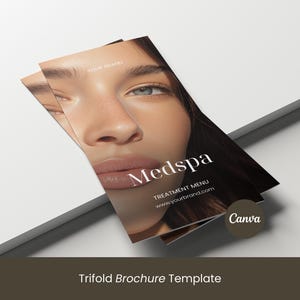 以下が含まれることがあります： 顔のクローズアップが特徴の三つ折りパンフレットテンプレート。「Medspa」の白文字、メニュー、ウェブサイトアドレスが表示されています。Canvaのロゴも表示されています。