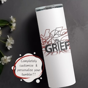 Pode incluir: Um copo de aço inoxidável branco com um design vermelho e preto que diz "GRIEF".
