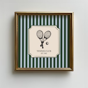 Puede incluir: Una impresión enmarcada con un diseño de club de tenis. La obra de arte incluye raquetas de tenis cruzadas y una pelota, sobre un fondo a rayas verdes y azul claro. Se muestra el texto "TENNIS CLUB EST. 1985".