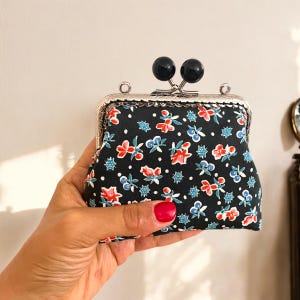 fabric purse, floral clips wallet, clasp purse, metal frame pouch, gift for her, gift idea, kiss lock coin purse