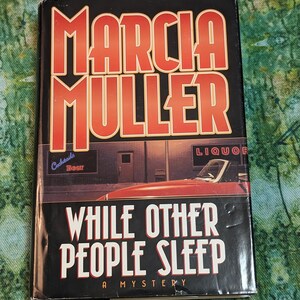 Pendant que d'autres dorment, un mystère de Marcia Muller n° 18 dans la série Sharon McCone, The Mysterious Press, Warner Books 1998