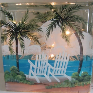 Palmiers et 2 chaises de plage, bloc de verre lumineux, scène tropicale sur bloc lumineux**** peint à la main **