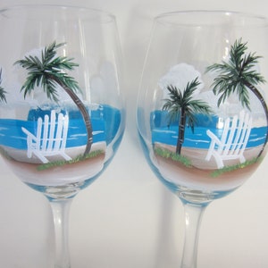 Chaise de plage 2 verres à vin avec palmiers Verres à vin tropicaux ** Grands verres à vin peints à la main ** Vous achetez 2 verres