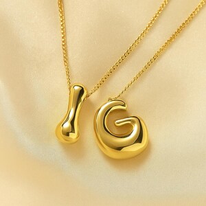 Collar con inicial de oro en acero inoxidable para mujer: colgante con letra de burbuja gruesa, joyería personalizada de moda, ideal como regalo para niñas.