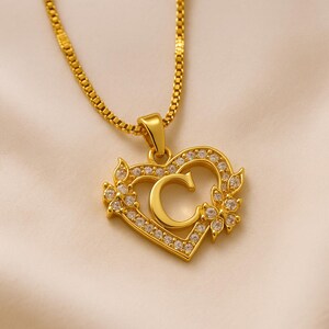 Collar con inicial de acero inoxidable dorado: dije de corazón y flor con letras de circonita, joya romántica para mujer.