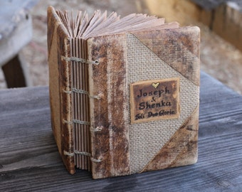 Diario personalizado de cuero y arpillera con papel artesanal marrón.