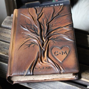 Livre d'or de mariage en cuir personnalisé : arbre de vie, coeur personnalisé