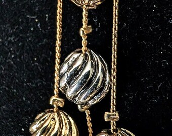 Collar vintage de cuentas flotantes, multihilo, elegante, en tonos dorados y plateados.