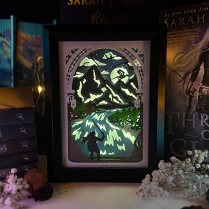 Ciudad de pino y nieve / Rincón de libros con caja de luz / Caja de sombras 3D Decoración literaria para lectores / Ciervo, halcón, regalo único para bibliófilos amantes de BookTok
