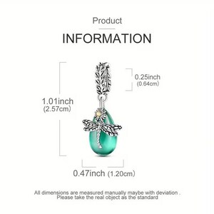 Könnte beinhalten: Ein silberner Charm-Anhänger mit einem grünen, tropfenförmigen Stein, einer Libelle und einer kleinen Blume. Der Anhänger ist 2,57 cm lang und 1,20 cm breit. Der Text "Product INFORMATION" steht oben.