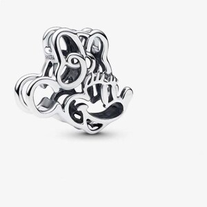 K&ouml;nnte beinhalten: Ein silberner Charm mit einem durchbrochenen Design. Der Charm zeigt einen stilisierten Mickey Mouse-Kopf und das Wort "Pandora" ist auf der Seite sichtbar. Der Charm besteht aus gl&auml;nzendem, reflektierendem Metall.