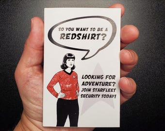Op de afbeelding: Witte rechthoekige kaart met een retro illustratie. De kaart toont een vrouw in een rood shirt en een zwarte broek. Tekst bevat "SO YOU WANT TO BE A REDSHIRT?" en "LOOKING FOR ADVENTURE? JOIN STARFLEET SECURITY TODAY!"