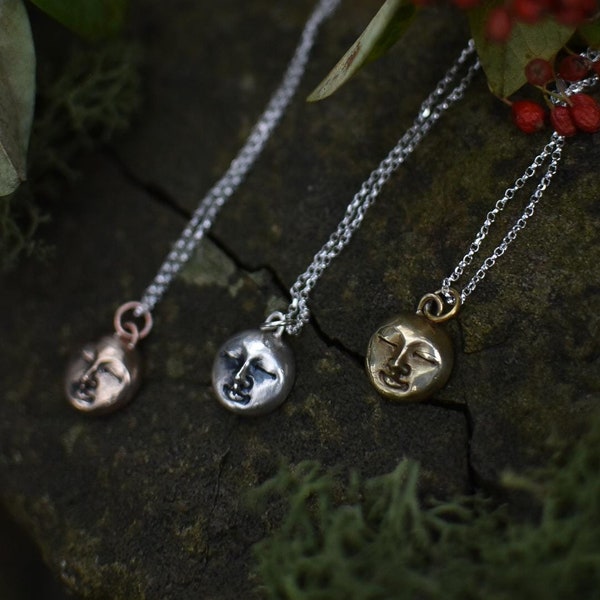 Collar con rostro de luna llena de plata de ley, joyería pagana de estilo brujo.
