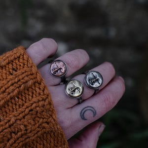 Pierścień z twarzą księżyca - Pierścień z mężczyzną w księżycu - Biżuteria księżycowa - Pierścień z pełnią księżyca - Obrączka z teksturą - Pierścień z księżycową czarownicą - Pierścień z boginią