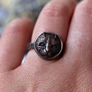 Cat ring made of silver and copper with textured band  - Unique gift for cat lover - Cat jewellery - Kitten ring - Wicca jewellery