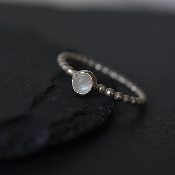 Sierlijke sterlingzilveren ring met maansteen – Handgemaakte stapelring met kralen