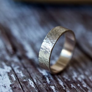 Gehamerde herenring - brede bandring - herentrouwring - gehamerde zilveren ring - herencadeau - trouwsieraden - getextureerde ring