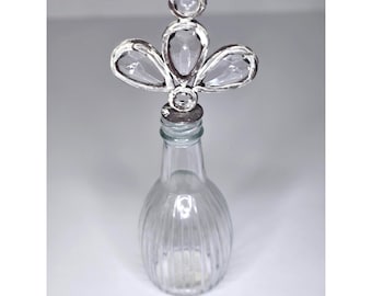 Frasco de perfume vintage com cristais soldados para lustre, vidro transparente, para penteadeira ou boudoir.