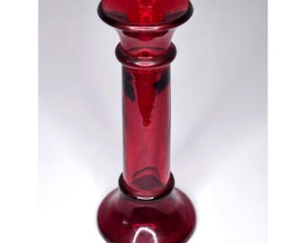 Portacandele vintage in vetro Indiana Glass, cilindrico rosso mirtillo, alto 18 cm, con base di 7,6 cm di diametro.