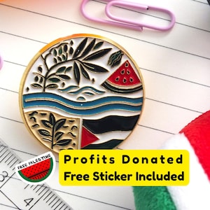 Könnte beinhalten: Runder, goldfarbener Ansteckpin mit einem farbenfrohen Design mit einer Wassermelonenscheibe, Wellen und Blättern. Der Pin enthält den Text "Profits Donated Free Sticker Included".