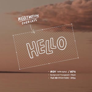 Può includere: Una sovrapposizione grafica digitale con la parola "HELLO" in lettere bianche bordate. La sovrapposizione è impostata su uno sfondo trasparente, con il testo "WIGGIY MOTION OVERLAYS" sopra e dettagli tecnici sotto, tra cui "MOV (with alpha) / MP4" e "Full HD (1920x1080) 30fps".