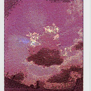 Peut inclure: Impression d'art abstrait avec un motif texturé en points. L'œuvre présente un dégradé de couleurs, passant du bordeaux foncé en bas à une teinte plus claire, violacée en haut, avec des touches de blanc et de jaune.