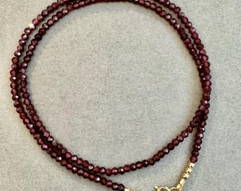 Collar de granate rodolita facetado: hebra de piedras preciosas naturales, 42,8 cm