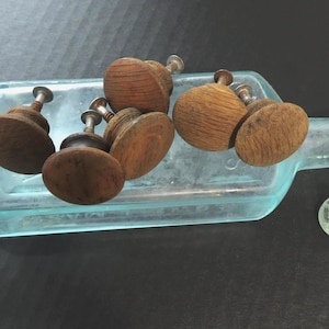 Set med 6 antika lådknoppar i massivt trä – Mellow Patina Farmhouse Hardware