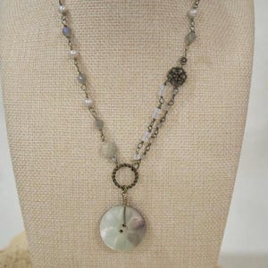Vintage-Halskette mit Blumenknopf | Abalone-Muschel, Labradorit, Mondstein & Perle | Schmuck aus wiederverwerteten Materialien