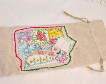 Sacchetto regalo per vino in sacco di mangime vintage – Offerta Little Garden – Realizzato a mano con tessuti d'epoca provenienti da sacchi di mangime e fazzoletti – Borsa in tessuto riutilizzabile per bottiglie