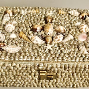 Caja de recuerdos color espuma de mar / Joyero vintage de conchas marinas decorado a mano / Almacenamiento romántico para tocador / Caja con mosaico de conchas marinas nacaradas / Mediados de siglo