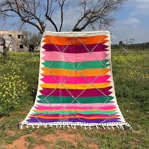 Pode incluir: Um conjunto de tr&ecirc;s canecas de cer&acirc;mica com acabamento fosco e salpicado. Cada caneca apresenta uma cor diferente: azul claro, creme e cinza. As canecas t&ecirc;m um design simples e moderno e uma al&ccedil;a confort&aacute;vel.
