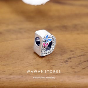 Colgante con inicial hecho a mano compatible con Pandora en plata de ley con forma de letra D y dije de mariposa