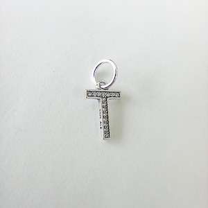 Charm colgante inicial de la letra T en plata esterlina de Pandora